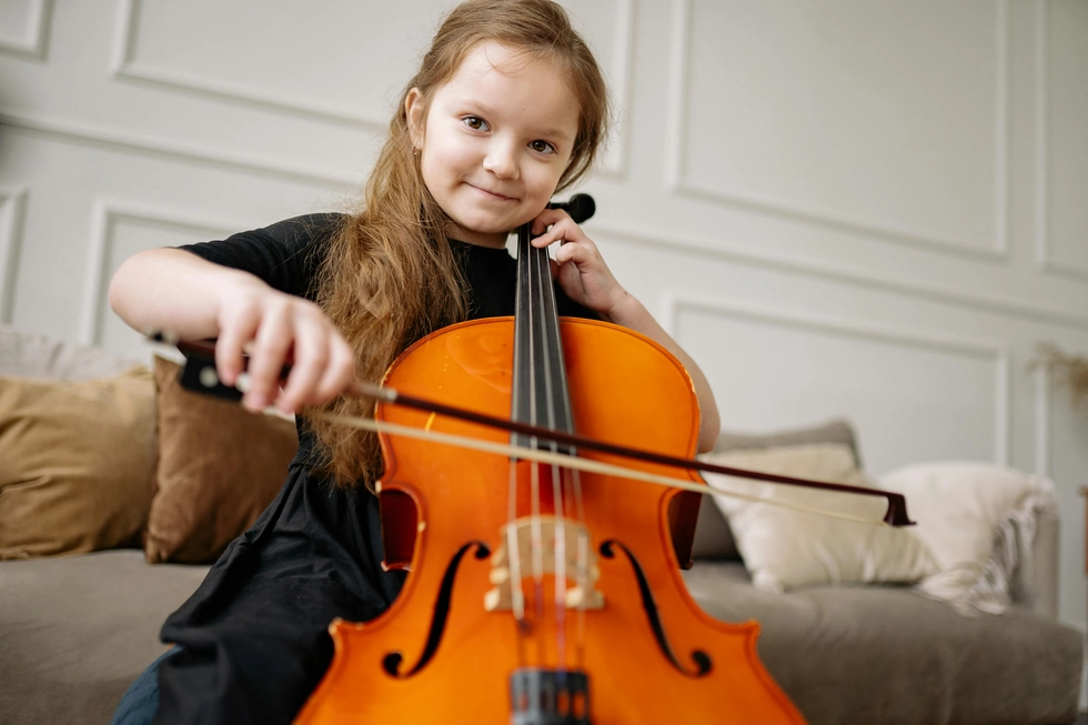 Barn lär sig cello på Österlen
