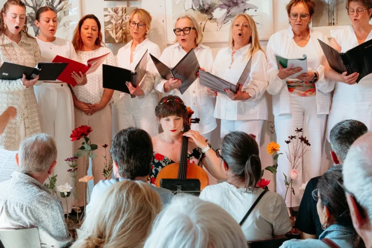 Petronella Torin spelar på konsert i Musikateljén