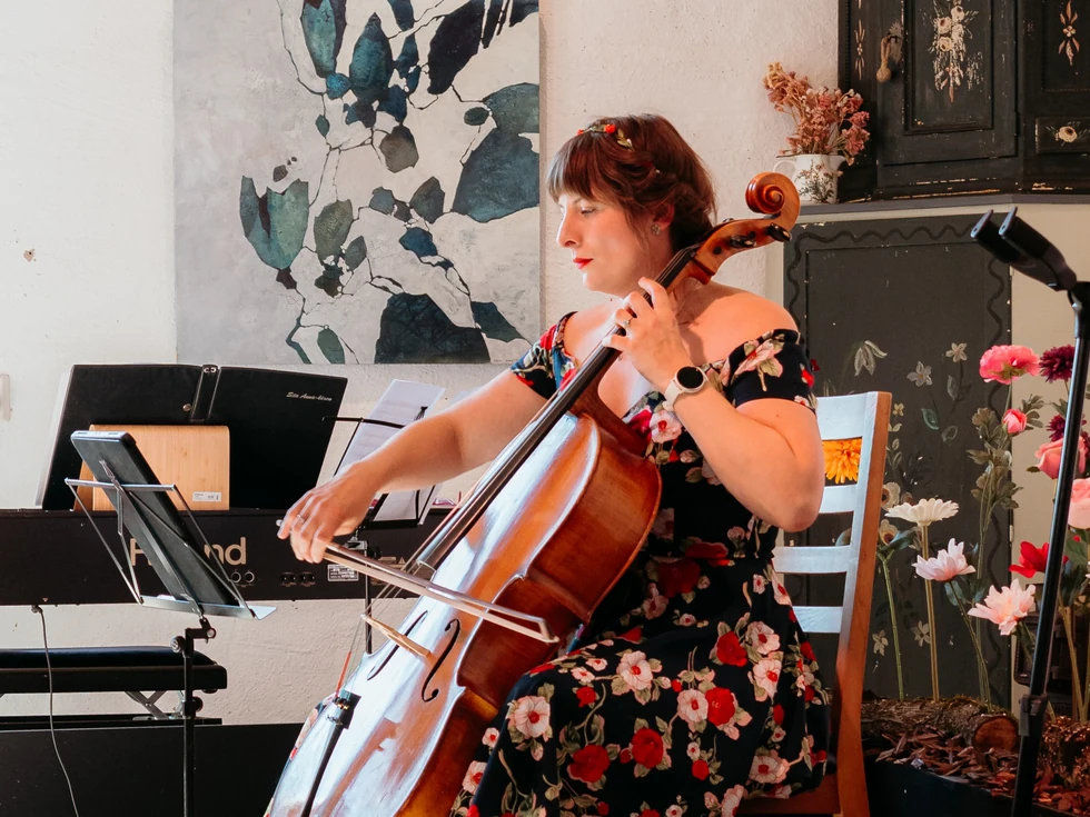 Petronella Torin spelar cello