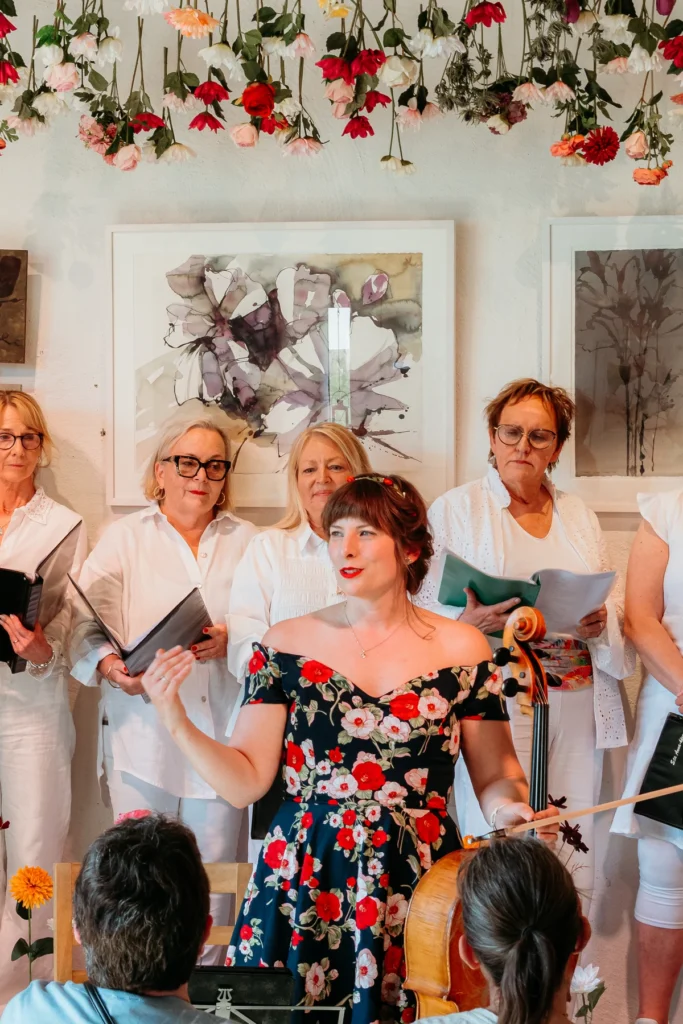 Petronella Torin spelar cello utomhus