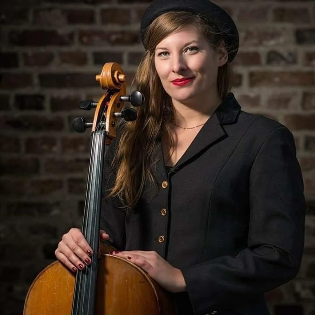 Petronella Torin spelar på konsert