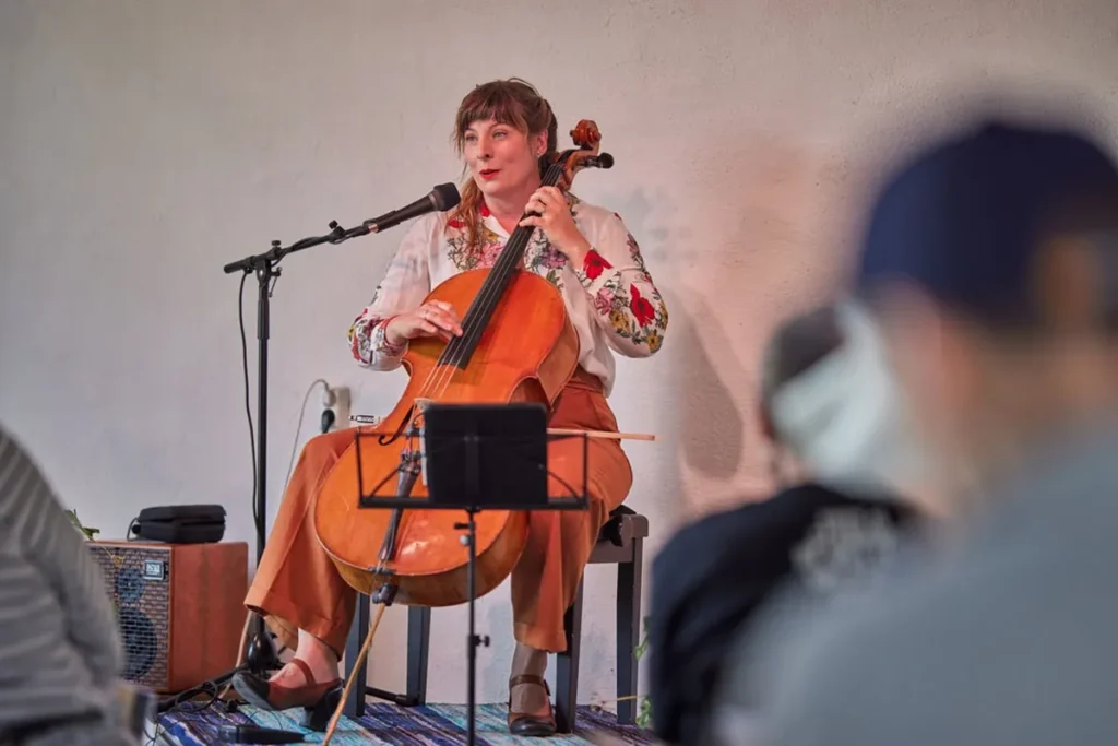 Petronella Torin med cello i konsertmiljö