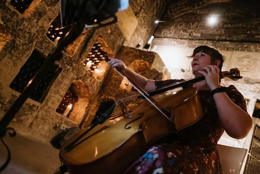 Petronella Torin spelar cello vid bröllopsceremoni